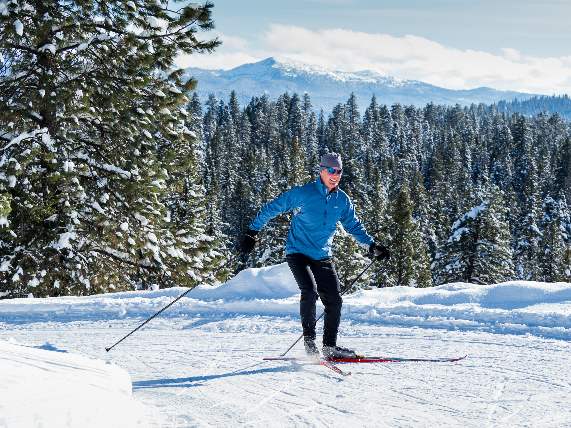 Skate Skier climbing the groomed trails at Osprey Point, Ponderosa State Park.